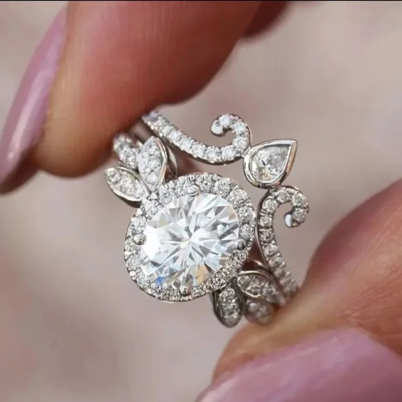 HOST PICK 😍 Gorgeous Flower Finger Ring - Picture 3 of 5